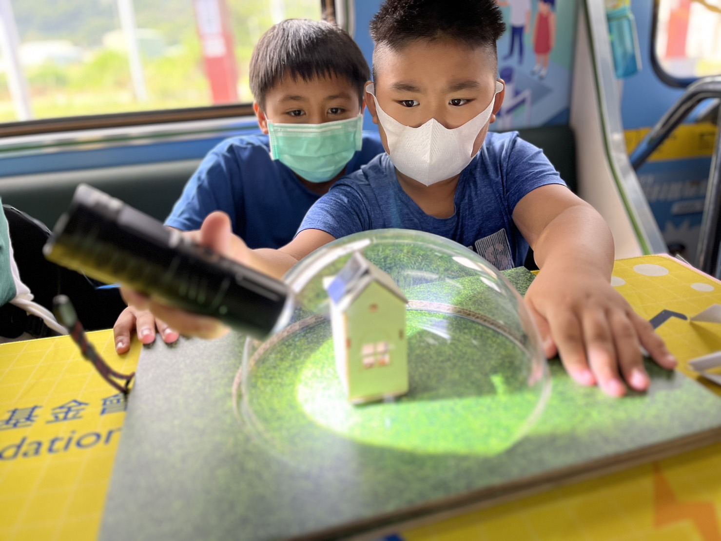 PA视讯參與基礎科學主題車廂，以STEAM教學精神，設計「逐日科學家」、「太陽能工程師」以及「淨零建築師」三大能源科普課程和實驗